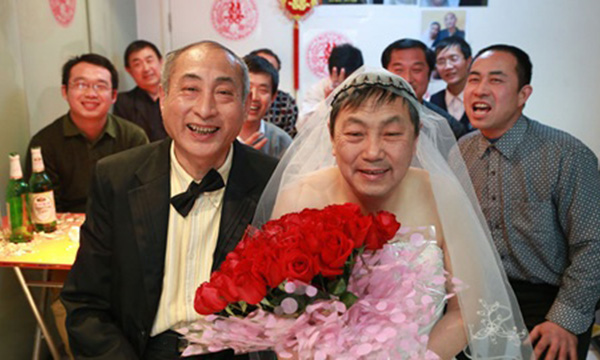 Hai cụ ông giấu tên người Trung Quốc với tài khoản Weibo gây nhiều tranh cãi mang tên "Tình yêu của hai cụ ông"